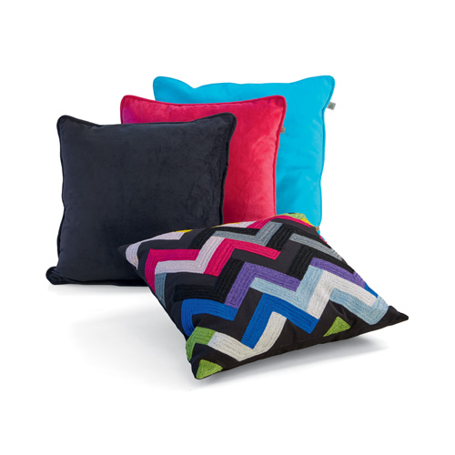 Coussins décoration design contemporain velours noir rouge bleu chevrons multicolore